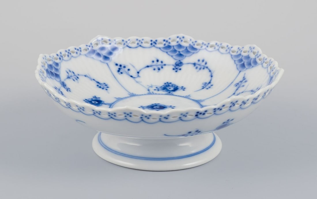 Royal Copenhagen Blue Fluted Full Lace, low centerpiece. Dating: 1980-1984: Royal Copenhagen Blue Fluted Full Lace, low centerpiece. Model number: 1/1023. Dating: 1980-1984 Marked. Perfect condition. Third factory quality. Dimensions: D 17.0 cm x H 6.0 cm. Reserve: $280.00 Sh
