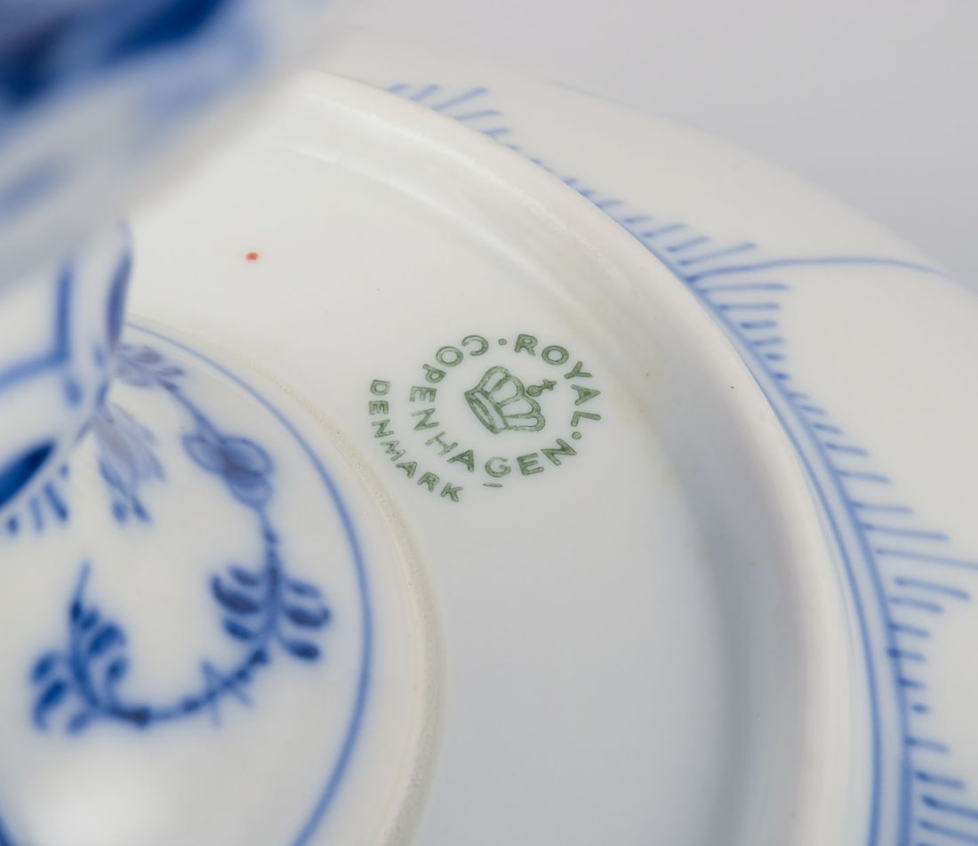 Royal Copenhagen Blue Fluted Half Lace, large centerpiece in porcelain. - 8