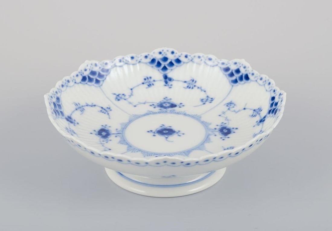 Royal Copenhagen Blue Fluted Half Lace, low centerpiece in porcelain. From 1968.: Royal Copenhagen Blue Fluted Half Lace, low centerpiece. Model number: 1/511. Dating: 1968. Marked. In perfect condition. Second factory quality. Dimensions: Diameter 17.5 cm x Height 6.0 cm. Reserve: