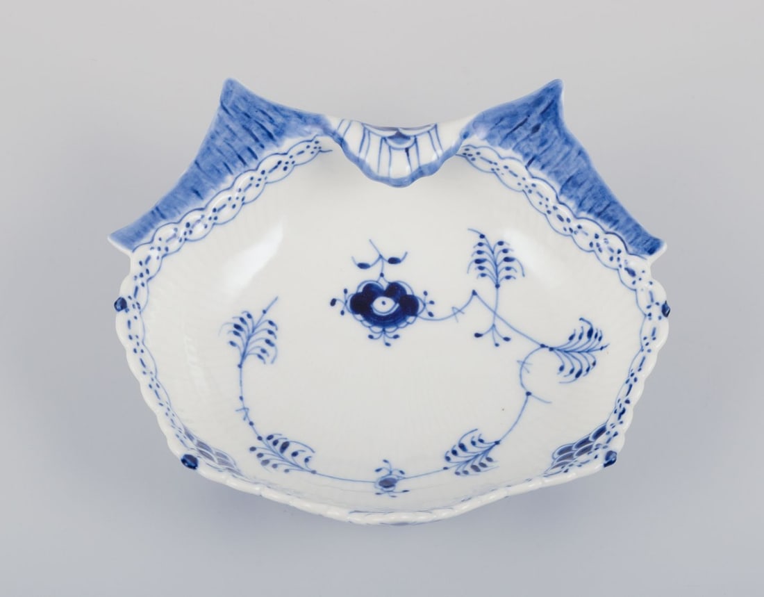 Royal Copenhagen Blue Fluted Half Lace, mussel-shaped bowl. Dated 1969-1974: Royal Copenhagen Blue Fluted Half Lace, mussel-shaped bowl. Model number: 1/557. Dating: 1969-1974. Marked. In perfect condition. Second factory quality. Dimensions: Width 19.0 cm x Depth 17.0 cm x