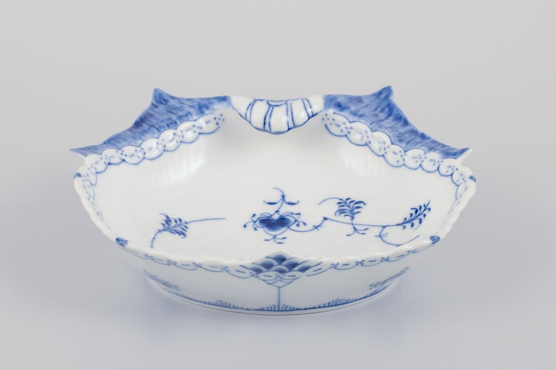 Royal Copenhagen Blue Fluted Half Lace, mussel-shaped bowl. Dated 1969-1974. - 2