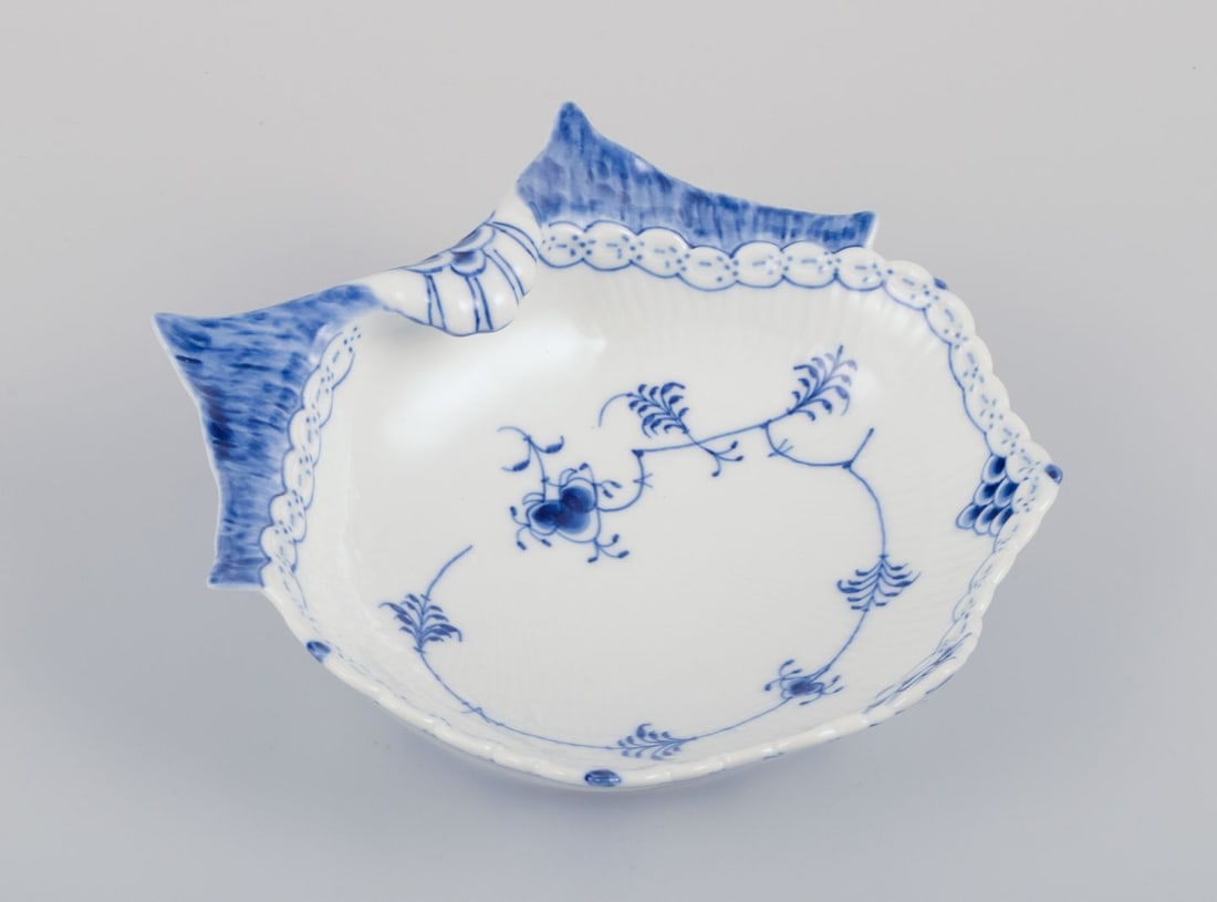 Royal Copenhagen Blue Fluted Half Lace, mussel-shaped bowl. Dated 1969-1974. - 3