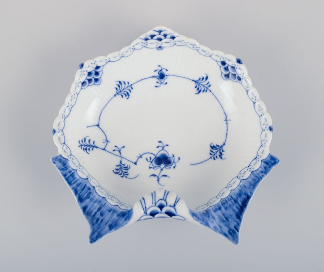 Royal Copenhagen Blue Fluted Half Lace, mussel-shaped bowl. Dated 1969-1974. - 4
