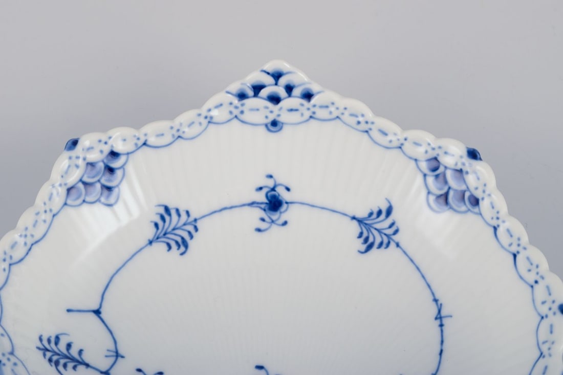 Royal Copenhagen Blue Fluted Half Lace, mussel-shaped bowl. Dated 1969-1974. - 5