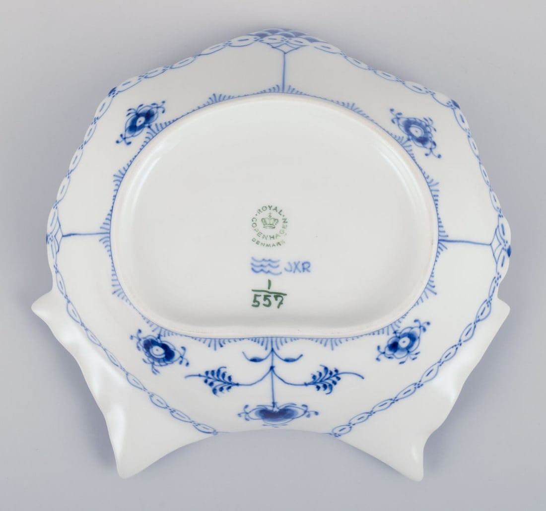 Royal Copenhagen Blue Fluted Half Lace, mussel-shaped bowl. Dated 1969-1974. - 7