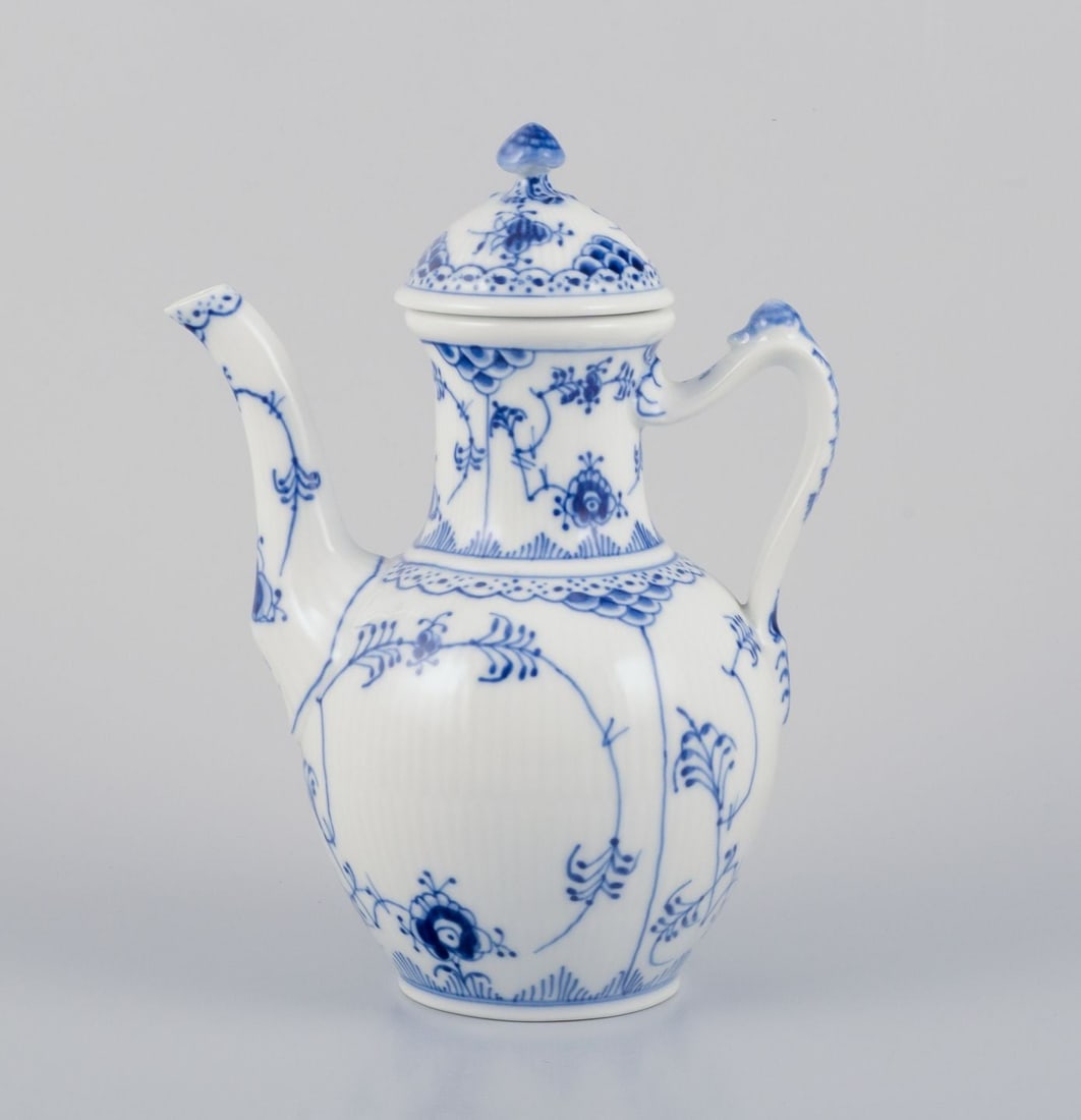 Royal Copenhagen Blue Fluted Half Lace, porcelain coffee pot. Dated 1969-1974.: Royal Copenhagen Blue Fluted Half Lace, coffee pot. Model number: 1/529. Dating: 1969-1974. Marked. In perfect condition. Second factory quality. Dimensions: Height 24.0 cm. x Width 19.0 cm. including