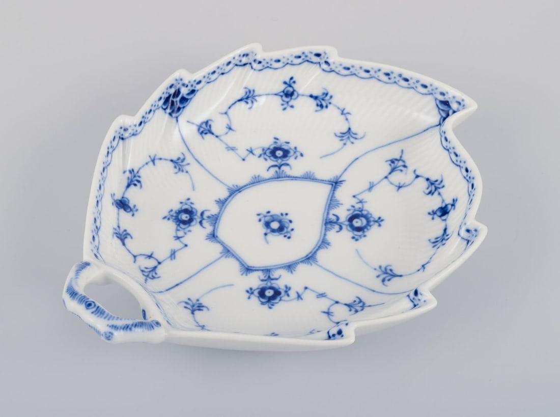 Royal Copenhagen Blue Fluted Half Lace, leaf-shaped dish with handle. Dated 1968.: Royal Copenhagen Blue Fluted Half Lace, leaf-shaped dish with handle. Model number: 1/548. Dating: 1968 Marked. In perfect condition. Second factory quality. Dimensions: Length 23.0 cm. x Width 18.0 c