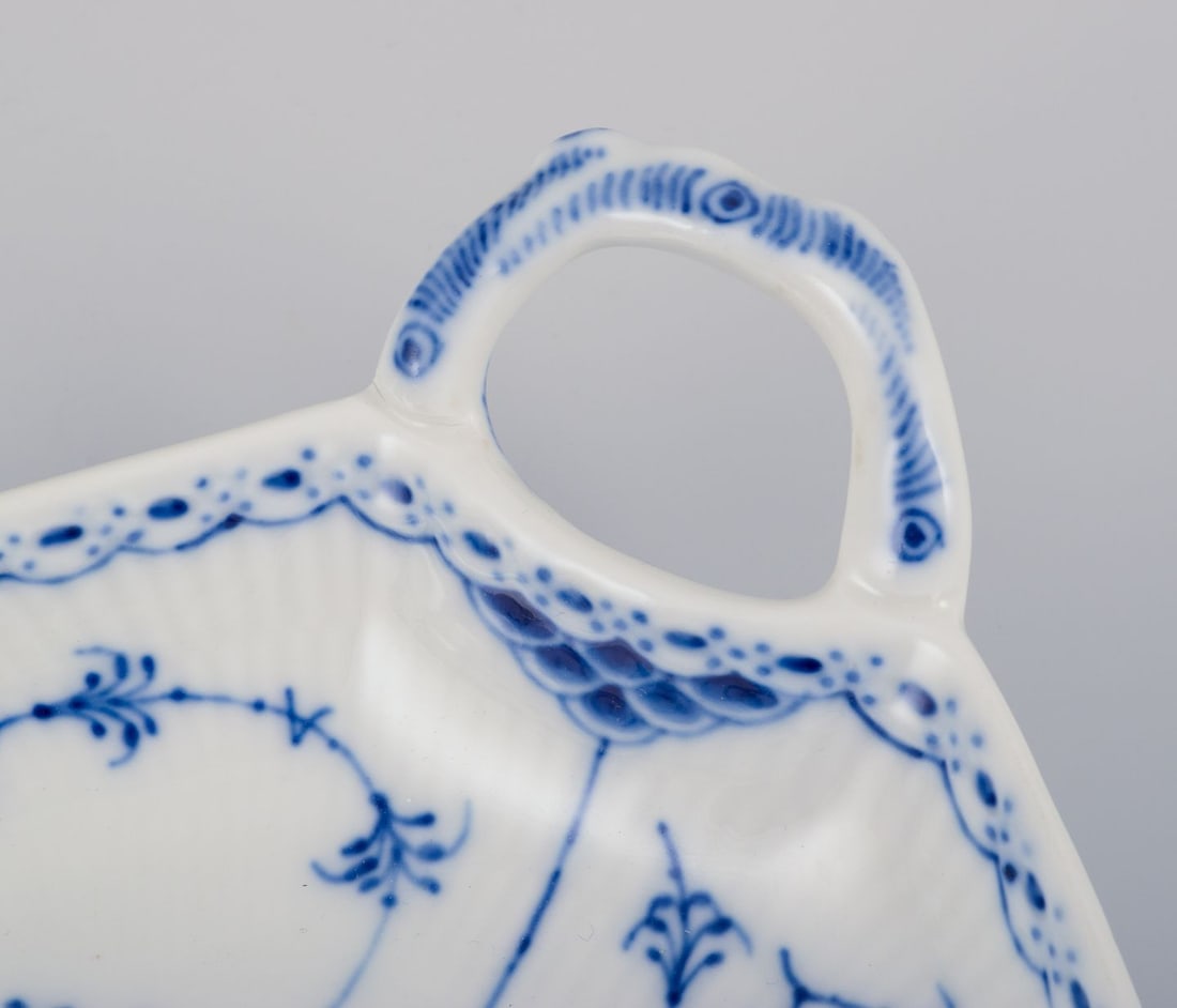 Royal Copenhagen Blue Fluted Half Lace, leaf-shaped dish with handle. Dated 1968. - 5
