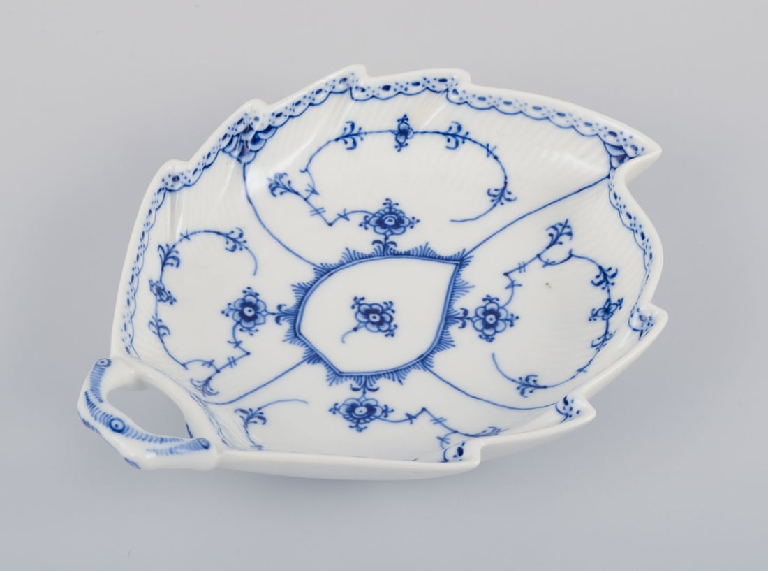 Royal Copenhagen Blue Fluted Half Lace, leaf-shaped dish with handle. Dated 1968.: Royal Copenhagen Blue Fluted Half Lace, leaf-shaped dish with handle. Model number: 1/548. Dating: 1968. Marked. In perfect condition. Second factory quality. Dimensions: Length 22.5 cm. x Width 17.5 