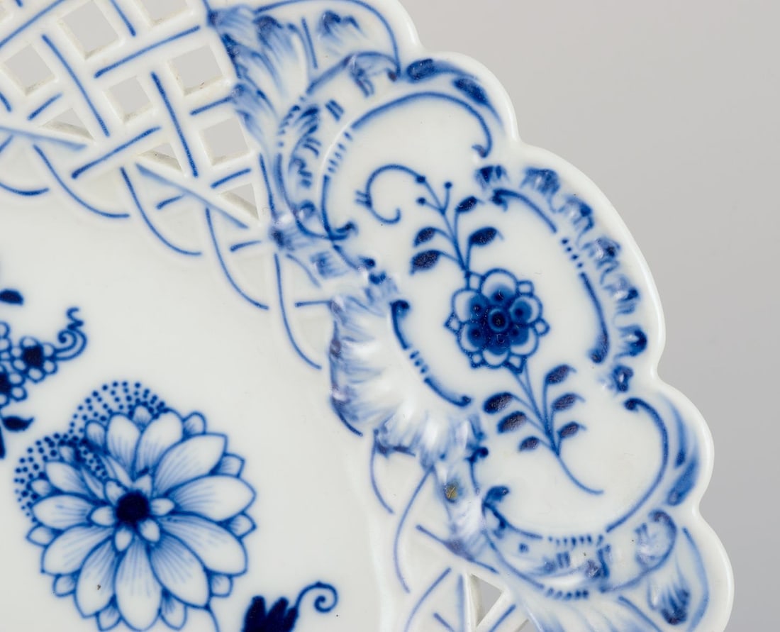 Meissen, Germany. Blue Onion pattern. Large round open lace plate. Approx. 1900. - 3