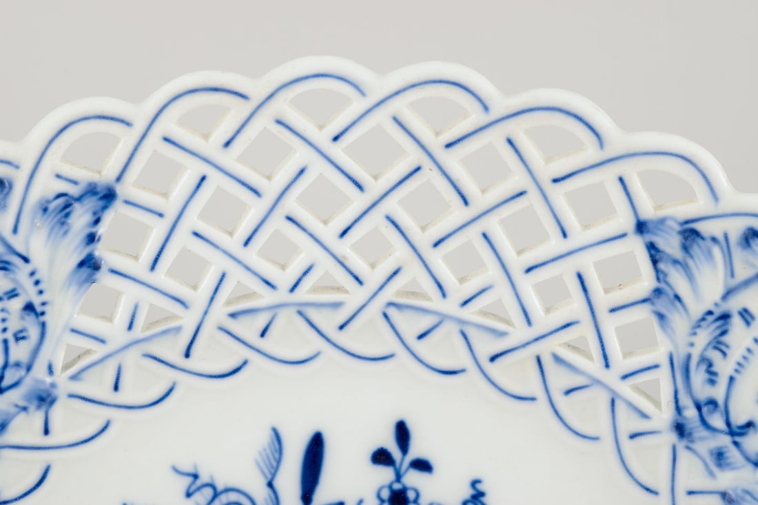 Meissen, Germany. Blue Onion pattern. Large round open lace plate. Approx. 1900. - 5