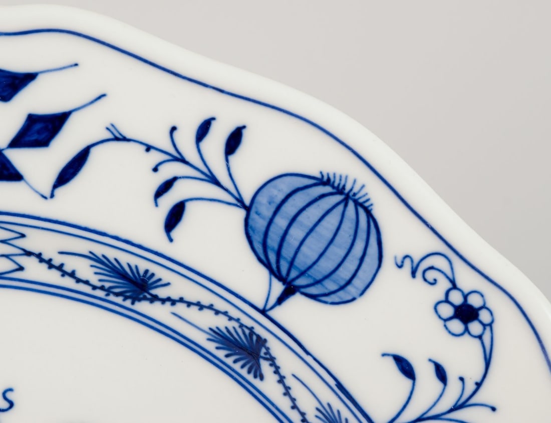 Meissen, Germany. Blue Onion pattern. Three deep dinner plates in porcelain. Approx. 1900. - 6