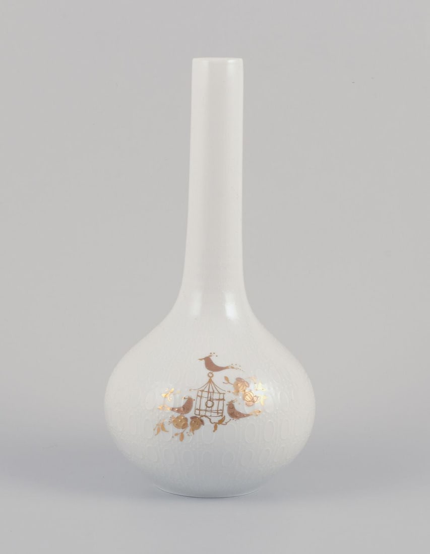 Bjorn Wiinblad for Rosenthal. Narrow-necked vase in porcelain. From the "Romanze" series. 1980s.: Bjorn Wiinblad for Rosenthal. Narrow-necked vase in porcelain. Decorated with gold motifs. From the "Romanze" series. 1980s. Marked. Perfect condition. Dimensions: Height 25.5 cm x Diameter 12.0 cm. R