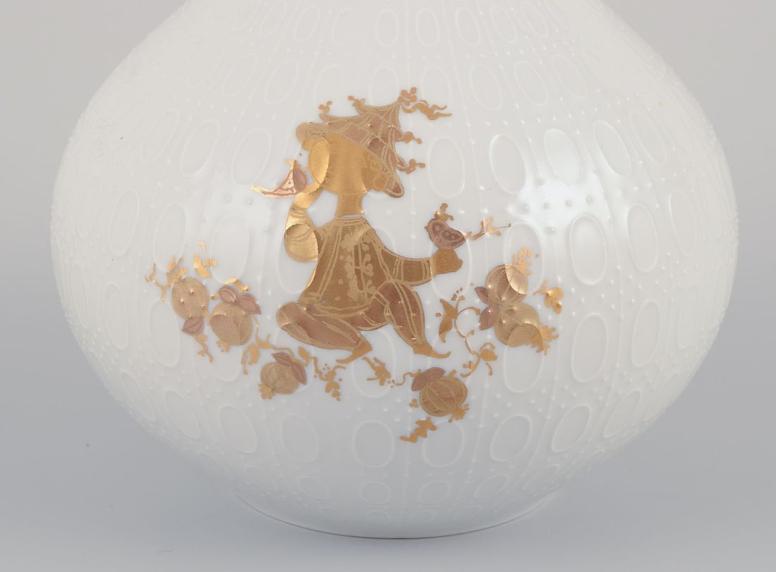 Bjorn Wiinblad for Rosenthal. Narrow-necked vase in porcelain. From the "Romanze" series. 1980s. - 5