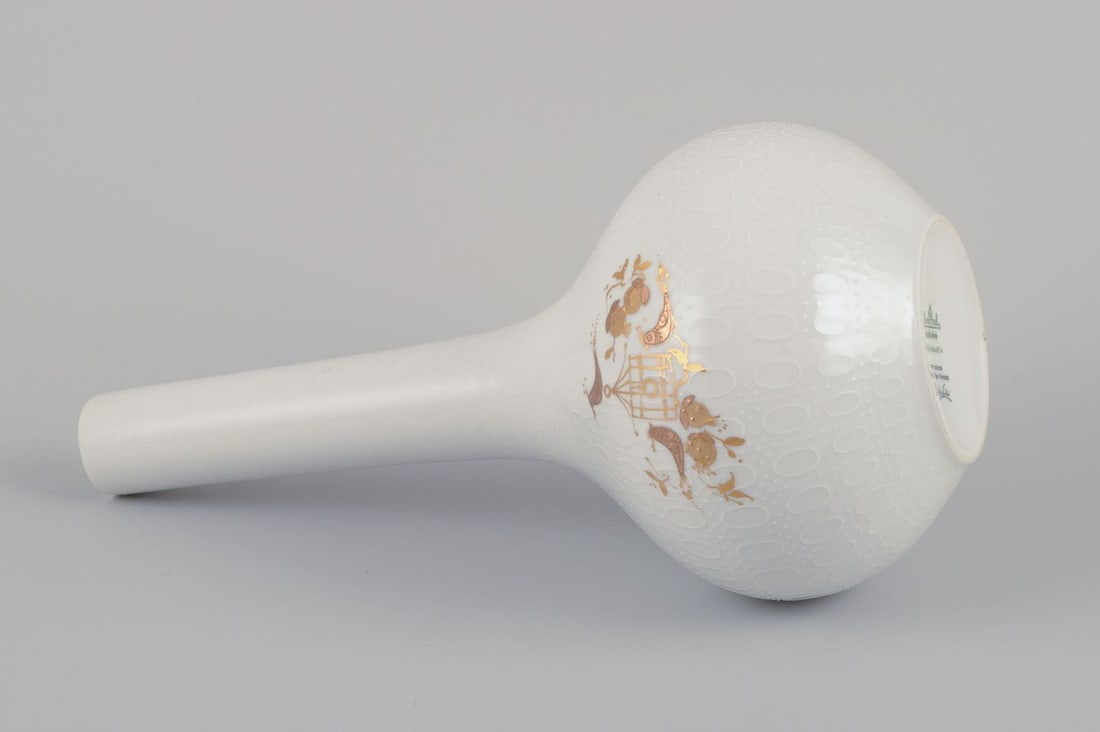 Bjorn Wiinblad for Rosenthal. Narrow-necked vase in porcelain. From the "Romanze" series. 1980s. - 7