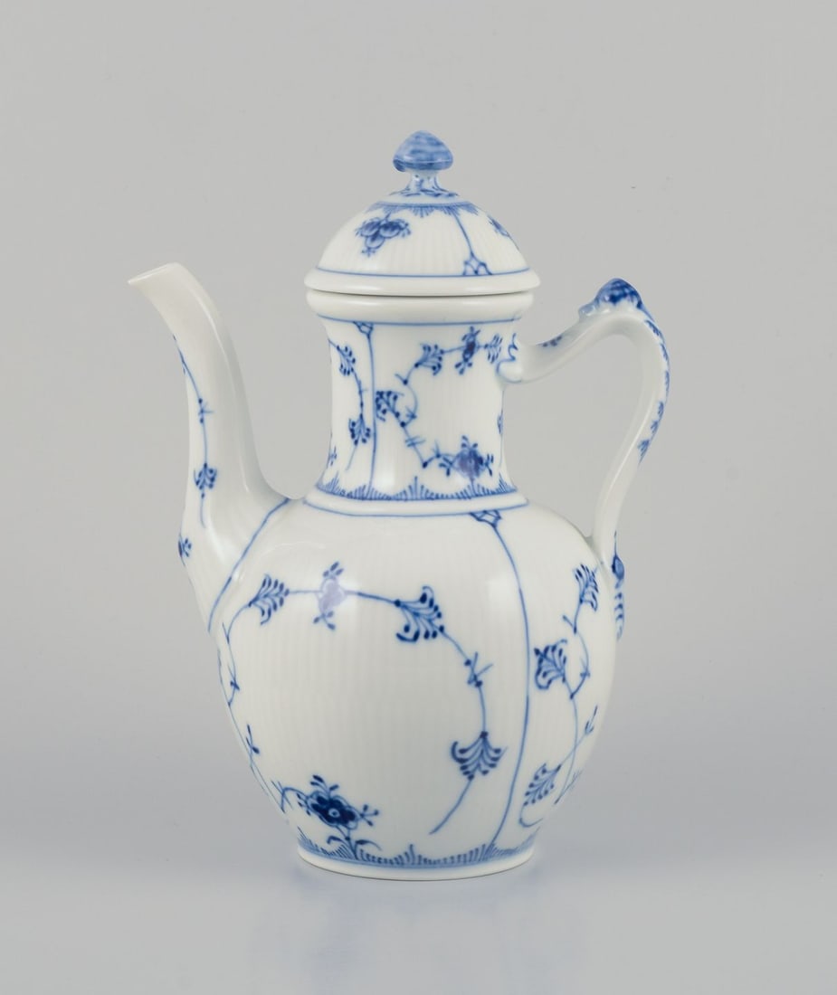 Royal Copenhagen Blue Fluted Plain, hand-painted coffee pot in porcelain. 1969-1974: Royal Copenhagen Blue Fluted Plain, hand-painted coffee pot. Handle with snail. Model number: 1/48. Dating: 1969-1974 In perfect condition. Marked. First factory quality. Dimensions: Height 25.0 cm x 