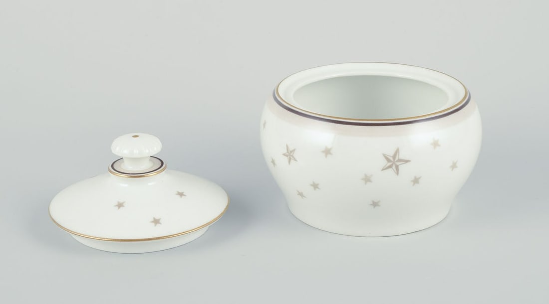 Bing and Grondahl, "Meƒe¦lkevej" ("Milky Way"). Porcelain teapot with matching sugar bowl and - 5