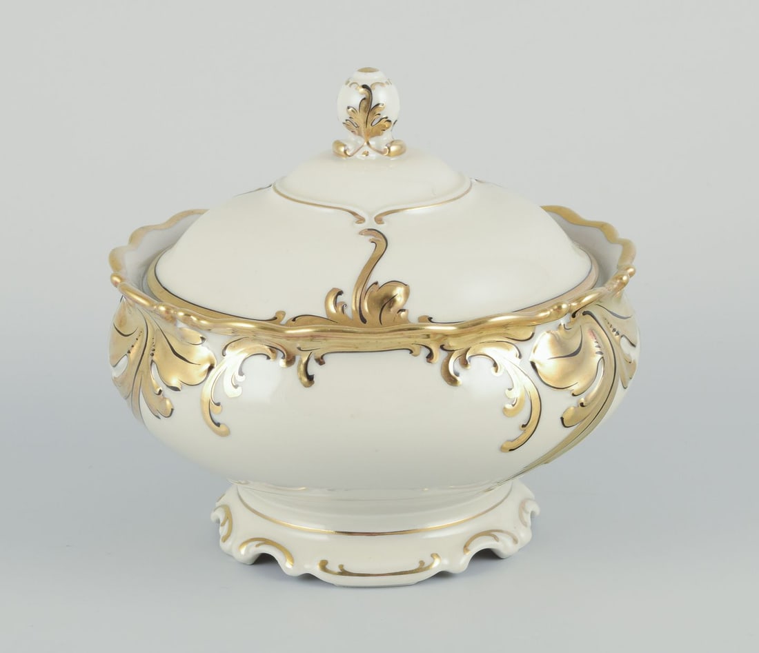 KPM Germany. "Friederike" lidded bowl in cream porcelain with gold decoration Ca. 1930/40s.: KPM Germany "Friederike" lidded bowl in cream porcelain. Gold decoration in the form of foliage. Hand painted. Ca. 1930/40s. Perfect condition. Marked. Dimensions: Diameter 15.0 cm. x Height 14.0 cm.