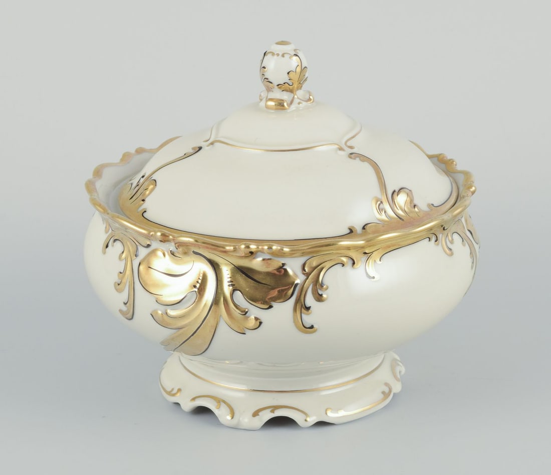 KPM Germany. "Friederike" lidded bowl in cream porcelain with gold decoration Ca. 1930/40s. - 2
