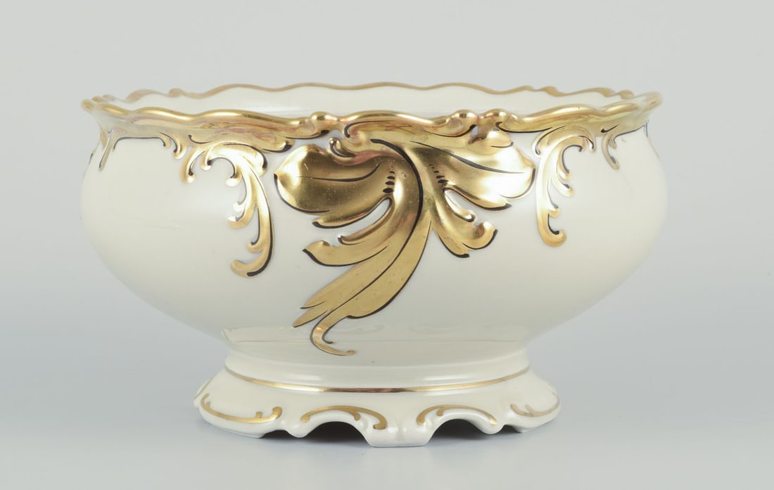 KPM Germany. "Friederike" lidded bowl in cream porcelain with gold decoration Ca. 1930/40s. - 4