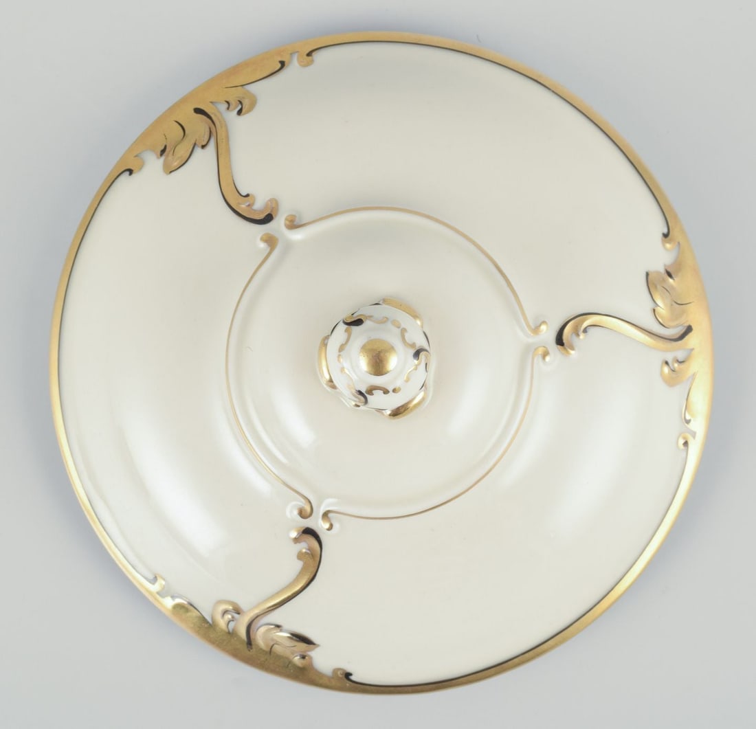 KPM Germany. "Friederike" lidded bowl in cream porcelain with gold decoration Ca. 1930/40s. - 5