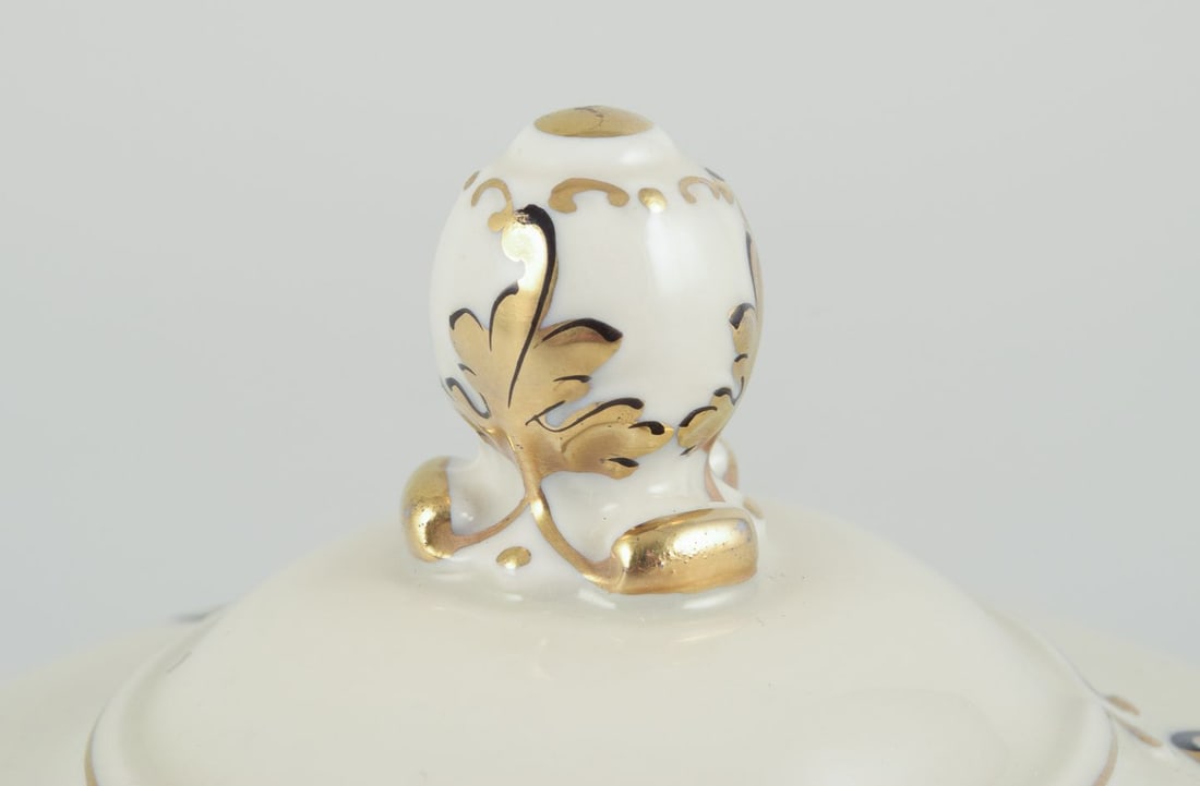 KPM Germany. "Friederike" lidded bowl in cream porcelain with gold decoration Ca. 1930/40s. - 6