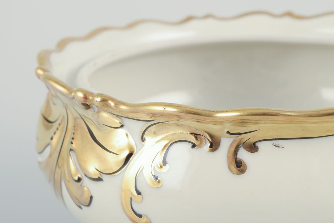 KPM Germany. "Friederike" lidded bowl in cream porcelain with gold decoration Ca. 1930/40s. - 7