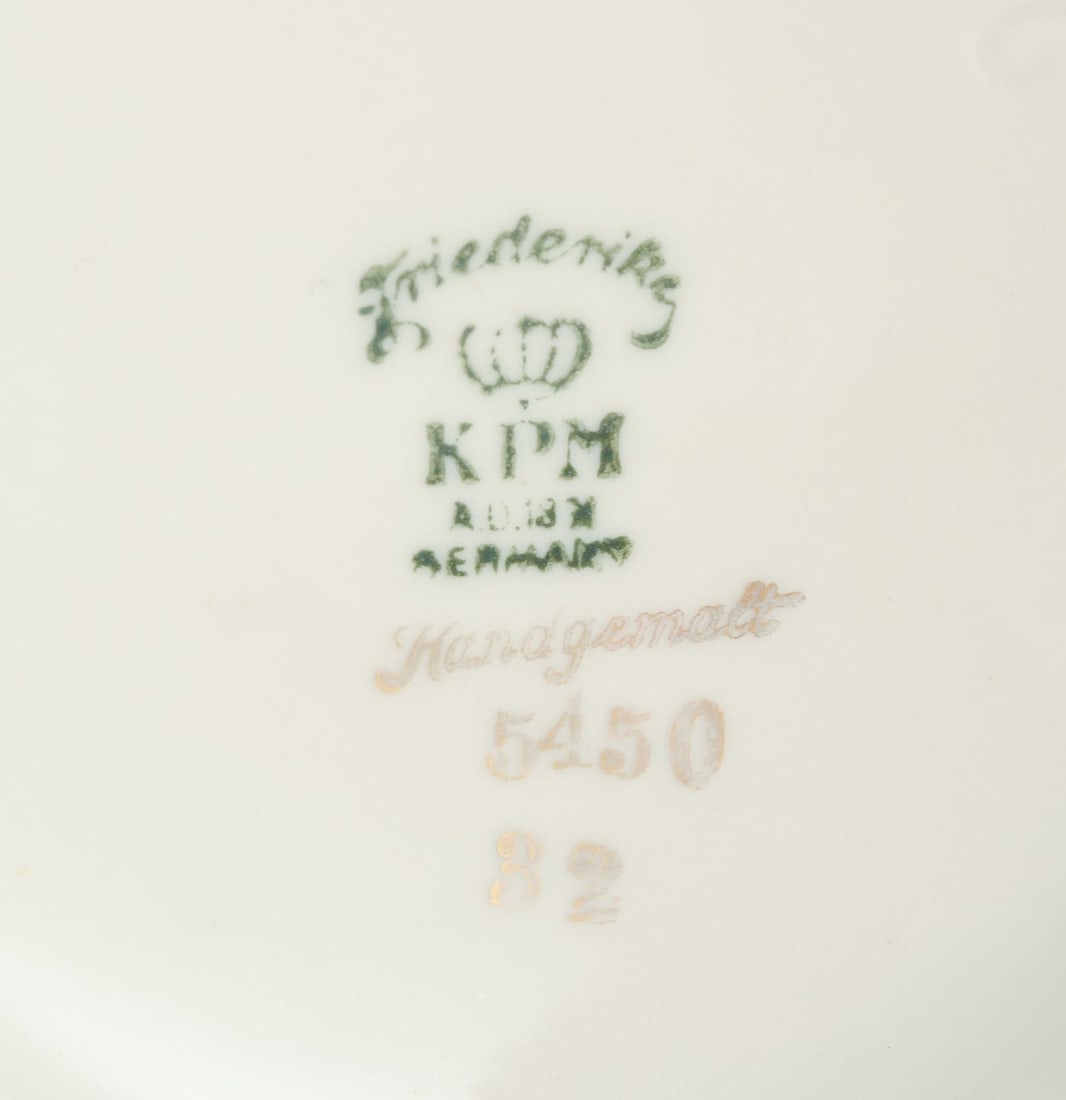 KPM Germany. "Friederike" lidded bowl in cream porcelain with gold decoration Ca. 1930/40s. - 8