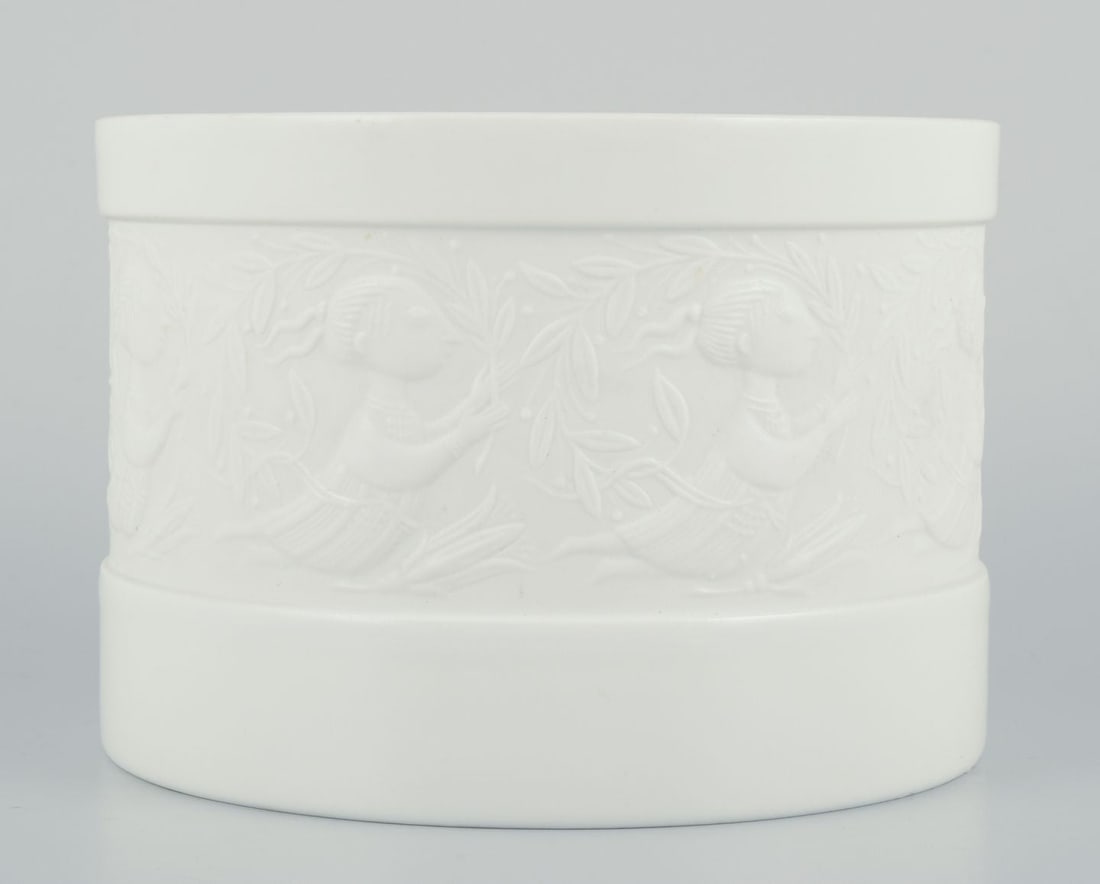Bjorn Wiinblad for Rosenthal Studio Line. Flower pot in white porcelain. Motif of woman and flowers. - 2