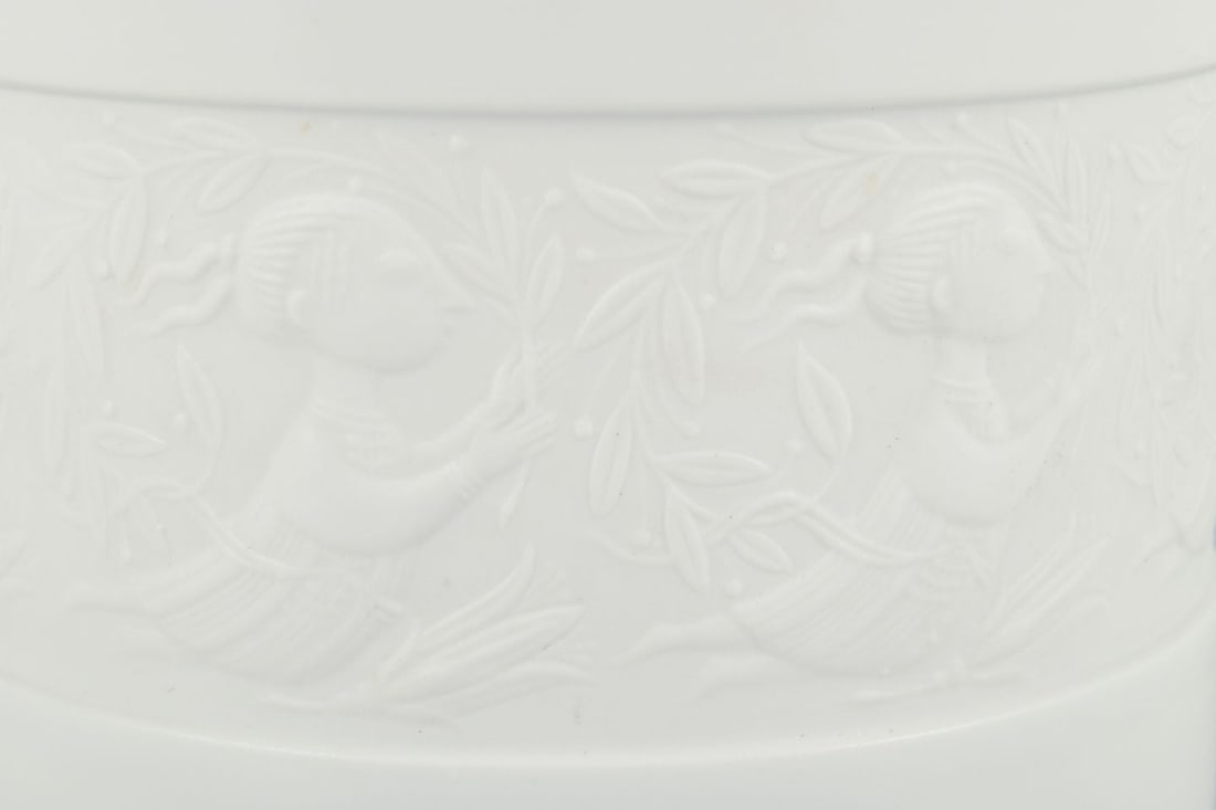 Bjorn Wiinblad for Rosenthal Studio Line. Flower pot in white porcelain. Motif of woman and flowers. - 3