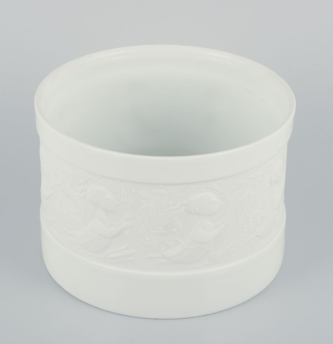Bjorn Wiinblad for Rosenthal Studio Line. Flower pot in white porcelain. Motif of woman and flowers. - 4