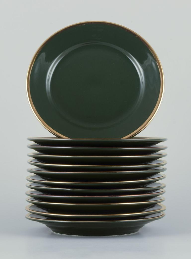 Pillivuyt, France. A set of twelve porcelain cake plates. "Green Bistro". Ca. 1970s: Pillivuyt, France. A set of twelve porcelain cake plates. "Green Bistro". Dark green glaze with gold decoration. Circa 1970s. Marked. Perfect condition. Dimensions: Diameter 18.5 cm. x Height 2.4 cm. 