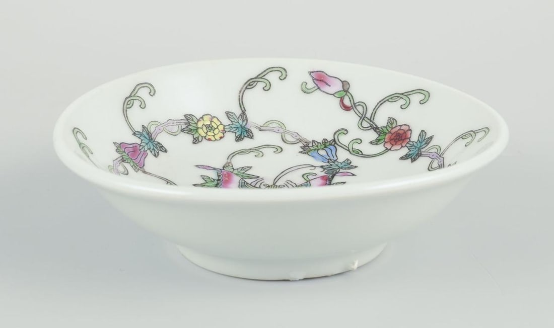 China, three porcelain bowls. Classic motifs with flowers and butterflies. 20th C. - 9