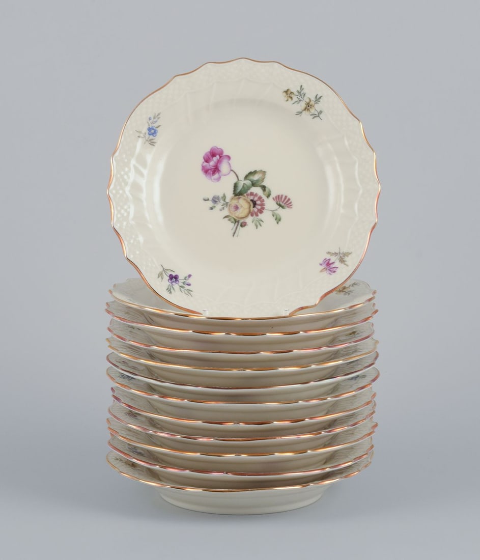 Royal Copenhagen, "Frijsenborg". Twelve plates decorated with floral motifs, gold rim. 1950s.: Royal Copenhagen, "Frijsenborg". Twelve plates. Decorated with floral motifs, gold rim. Dating: 1950s Modelnumber 910/1625 Marked. In perfect condition. Dimensions: 17.5 cm. Reserve: $392.00