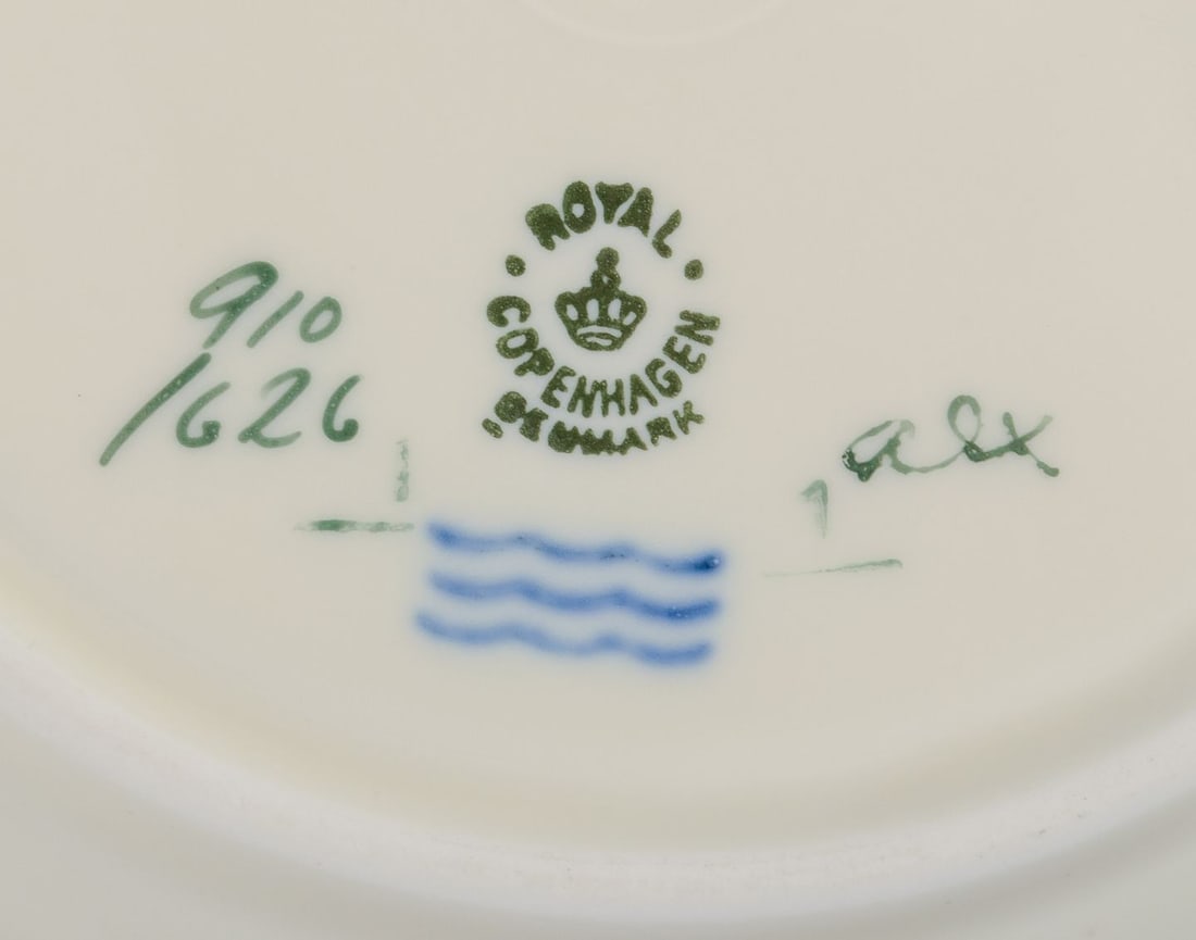 Royal Copenhagen, "Frijsenborg". Thirteen plates decorated with floral motifs, gold rim. 1950s. - 5
