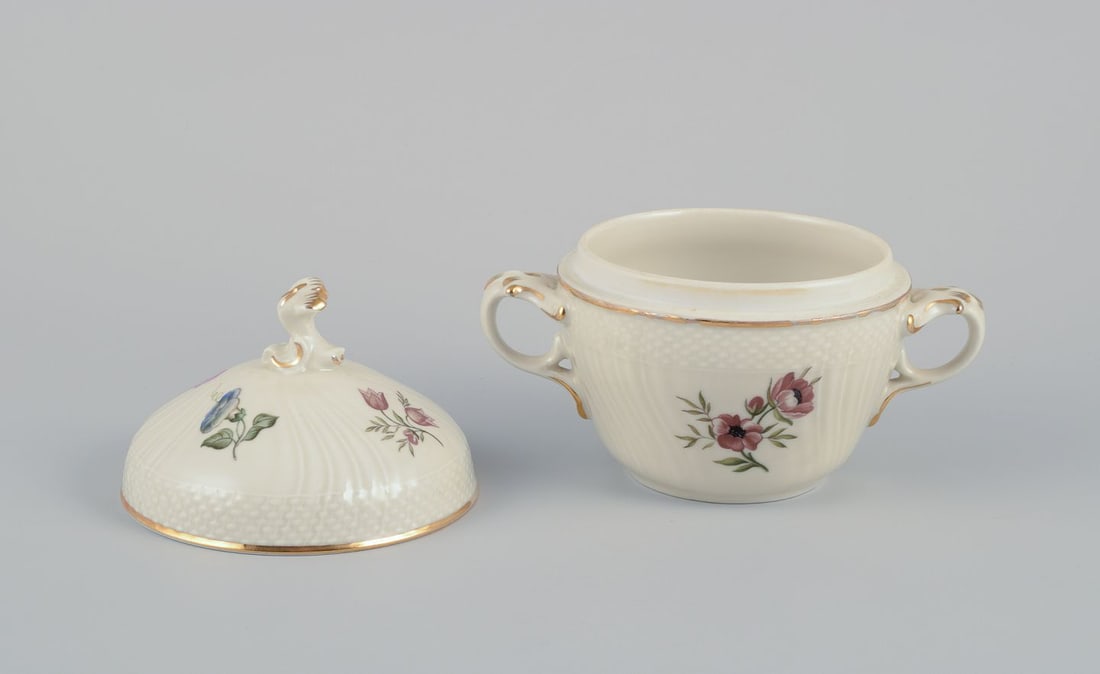 Royal Copenhagen, "Frijsenborg". Sugar bowl and creamer in porcelain. 1950s. - 3