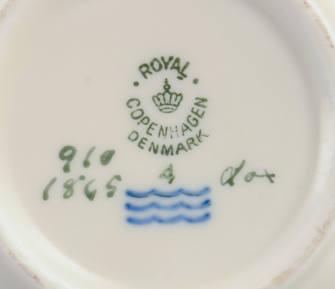 Royal Copenhagen, "Frijsenborg". Sugar bowl and creamer in porcelain. 1950s. - 4