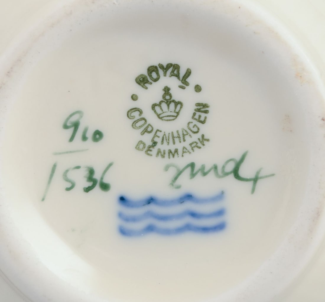 Royal Copenhagen, "Frijsenborg". Sugar bowl and creamer in porcelain. 1950s. - 8