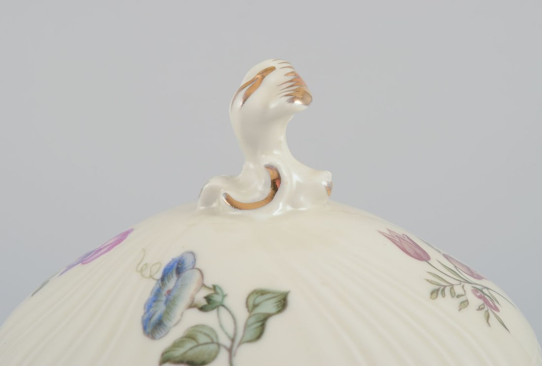 Royal Copenhagen, "Frijsenborg". Sugar bowl and creamer in porcelain. 1950s. - 9