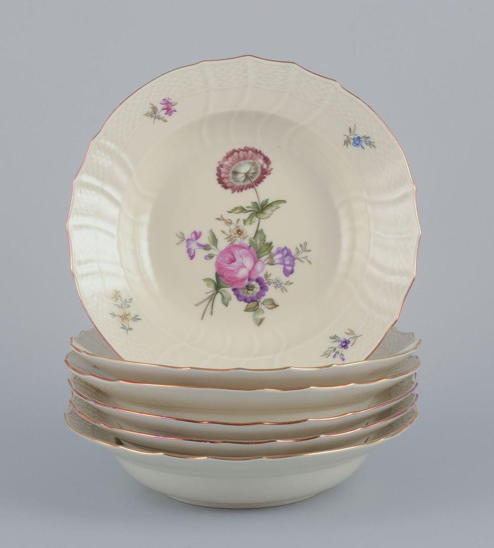 Royal Copenhagen "Frijsenborg". Six deep plates in porcelain with floral motifs and gold rim. 1950s.: Royal Copenhagen "Frijsenborg". Six deep plates in hand-painted porcelain with floral motifs and gold rim. Model number 910/1616. Dating: 1950s. In excellent condition. Marked. First factory quality. 