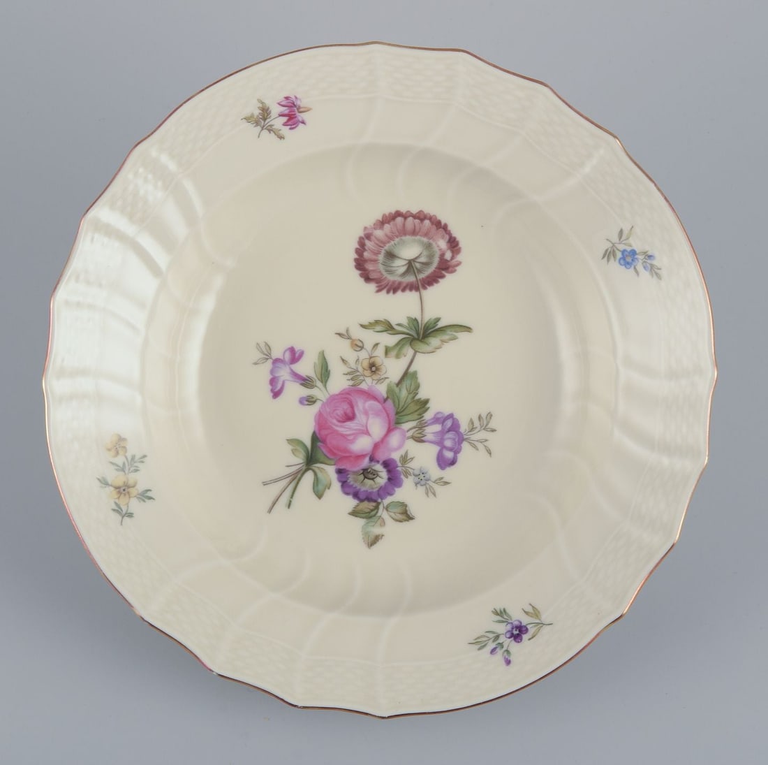 Royal Copenhagen "Frijsenborg". Six deep plates in porcelain with floral motifs and gold rim. 1950s. - 2