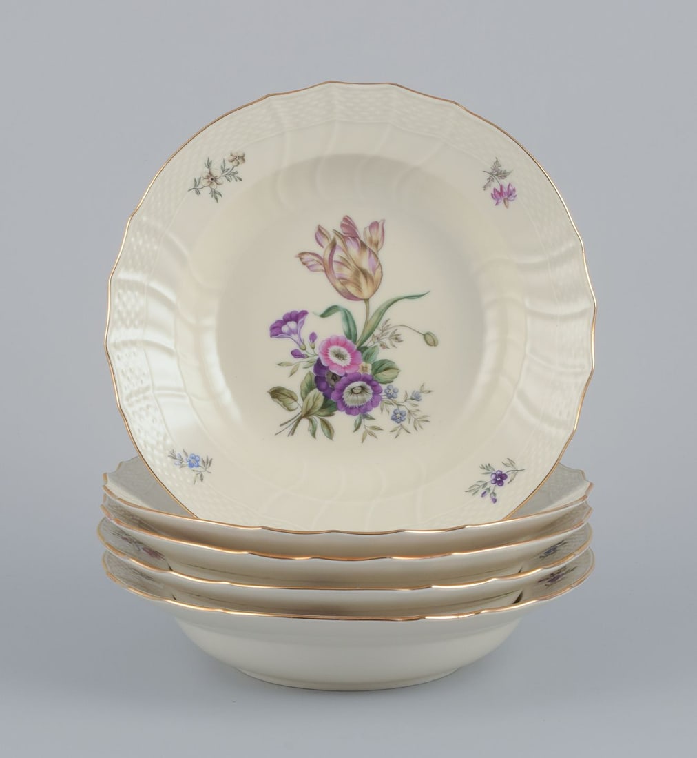 Royal Copenhagen "Frijsenborg". Five deep plates in porcelain with floral motifs and gold rim.: Royal Copenhagen "Frijsenborg". Five deep plates in hand-painted porcelain with floral motifs and gold rim. Model number 910/1616. Dating: 1950s. In excellent condition. Marked. First factory