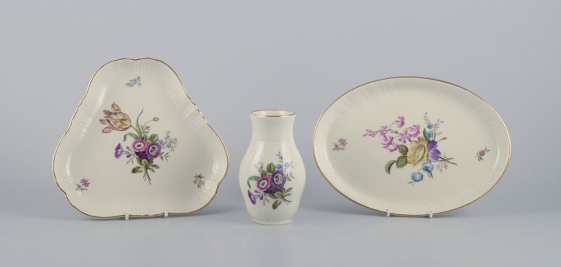 Royal Copenhagen "Frijsenborg". Two dishes and vase in porcelain, hand-painted with flowers and gold: Royal Copenhagen "Frijsenborg". Two dishes and a vase in porcelain, hand-painted with flowers and gold rim. Model number 910/1803. First factory quality. Model number 910/1863. First factory quality.