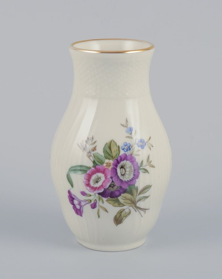 Royal Copenhagen "Frijsenborg". Two dishes and vase in porcelain, hand-painted with flowers and gold - 2
