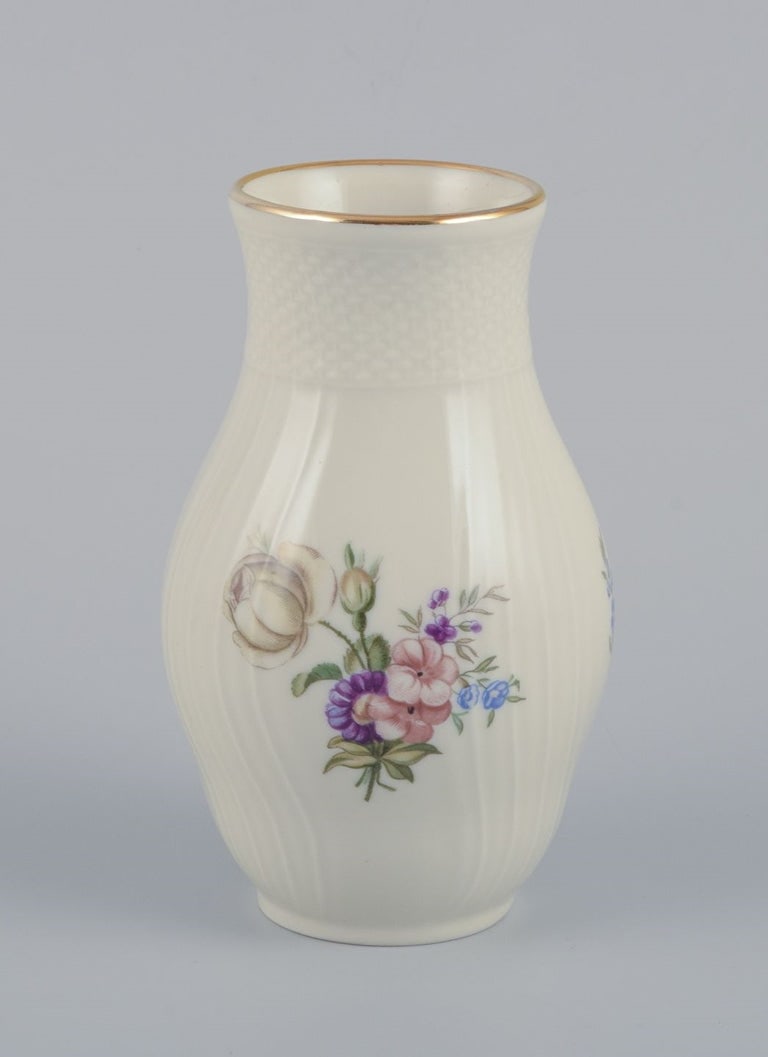 Royal Copenhagen "Frijsenborg". Two dishes and vase in porcelain, hand-painted with flowers and gold - 3