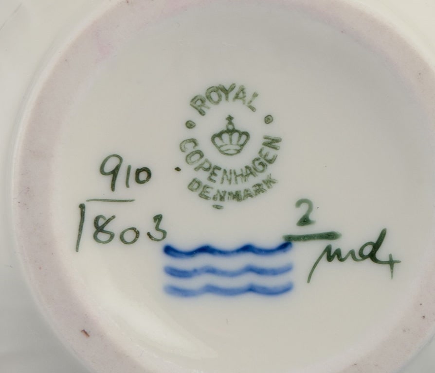 Royal Copenhagen "Frijsenborg". Two dishes and vase in porcelain, hand-painted with flowers and gold - 4