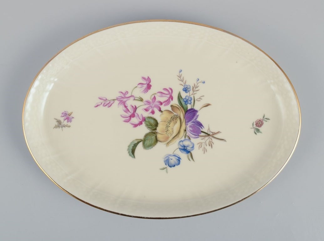 Royal Copenhagen "Frijsenborg". Two dishes and vase in porcelain, hand-painted with flowers and gold - 5