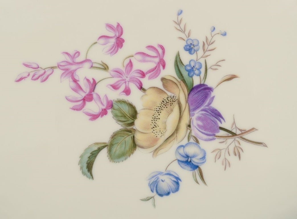 Royal Copenhagen "Frijsenborg". Two dishes and vase in porcelain, hand-painted with flowers and gold - 6