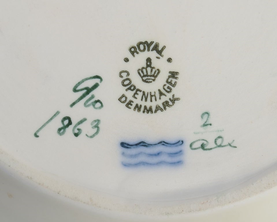 Royal Copenhagen "Frijsenborg". Two dishes and vase in porcelain, hand-painted with flowers and gold - 7