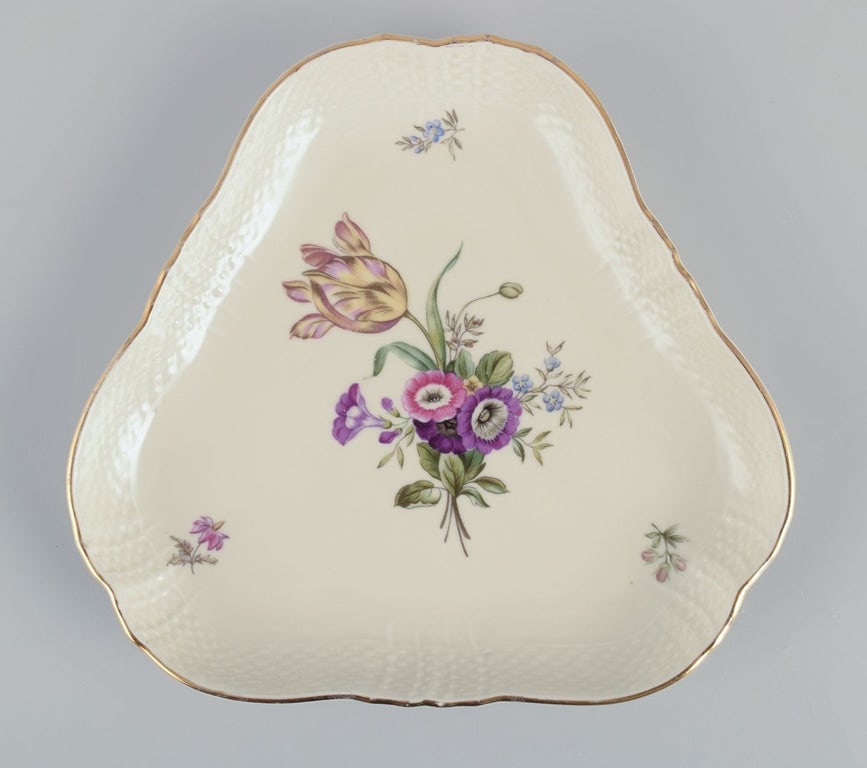 Royal Copenhagen "Frijsenborg". Two dishes and vase in porcelain, hand-painted with flowers and gold - 8